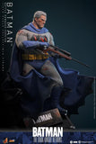 ( Pre Order ) Hot Toys Batman: The Dark Knight Returns Batman (Battle Damaged Version) 1/6th Scale Collectible Figure
